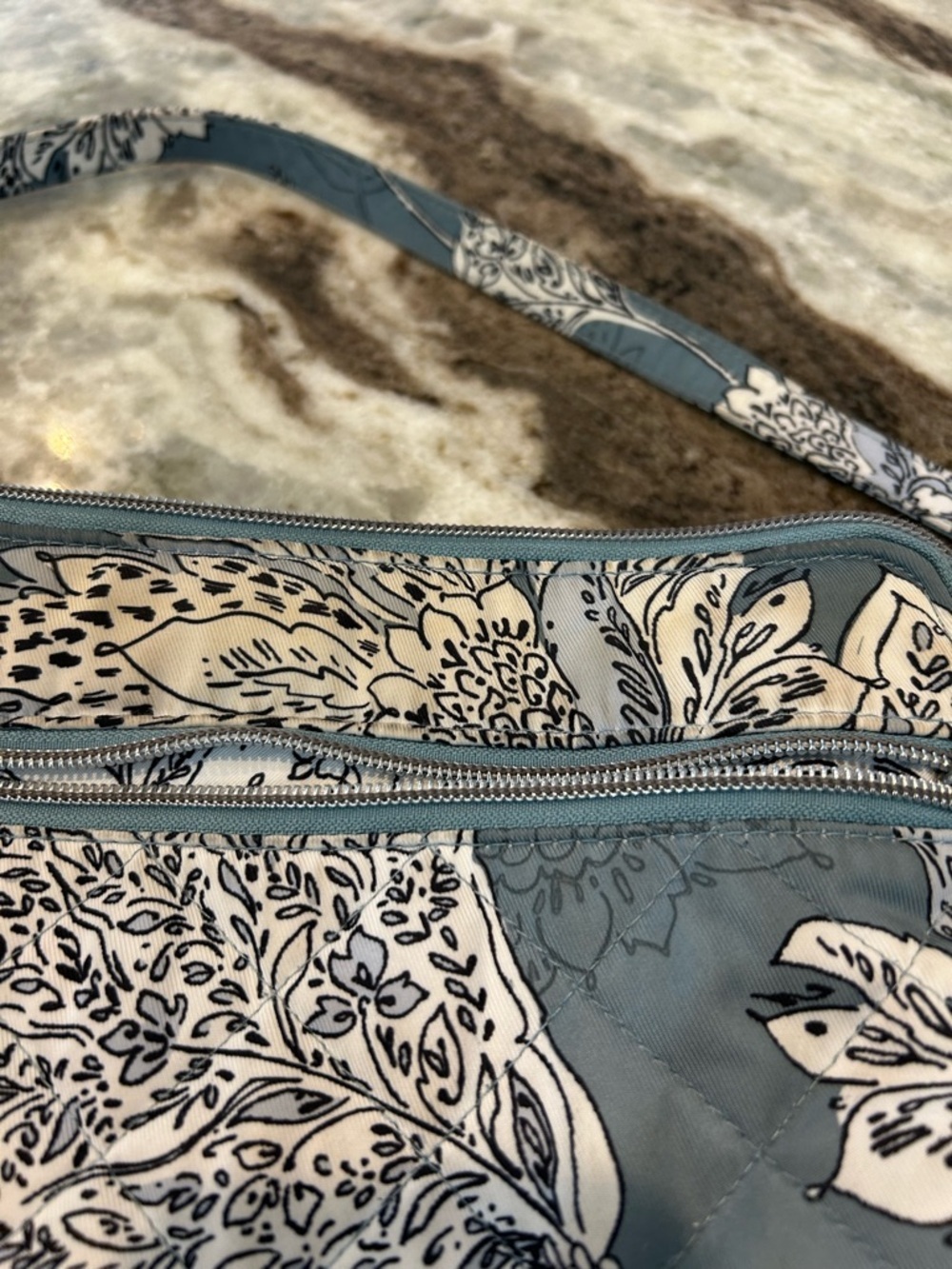 Vera Bradley triple compartment Crossbody in tiger lily blue has stains GUC - Picture 3 of 9